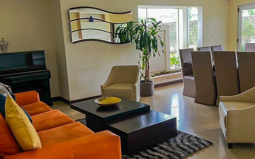 Hacienda Espinal San Rafael Alajuela! Casa de 430 m2 de 5 habit. con jardín