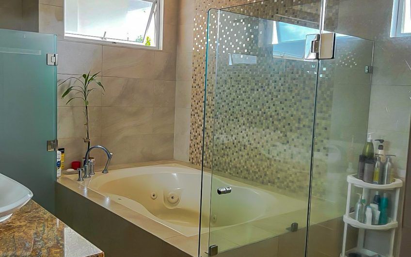 Hacienda Espinal San Rafael Alajuela! Casa de 430 m2 de 5 habit. con jardín