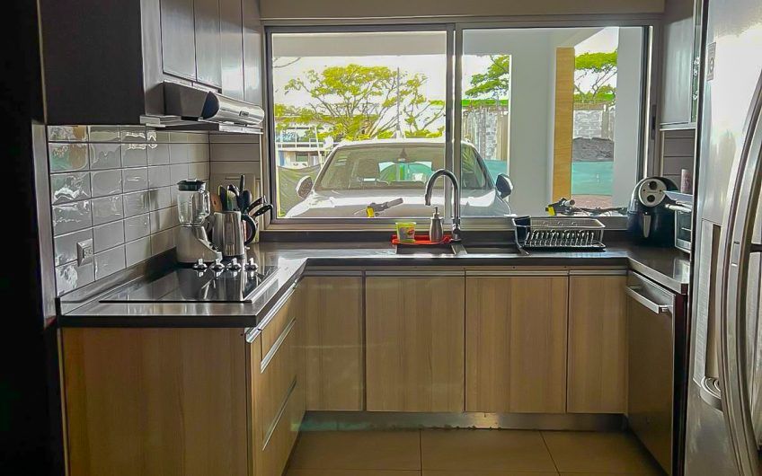 Hacienda Espinal San Rafael Alajuela! Casa de 430 m2 de 5 habit. con jardín