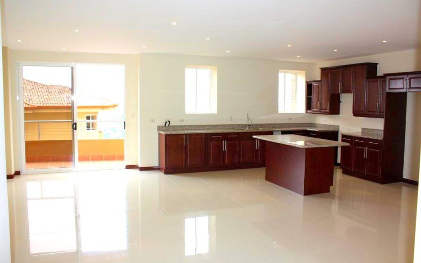 Apartamento con vista y línea blanca en San Rafael Escazú