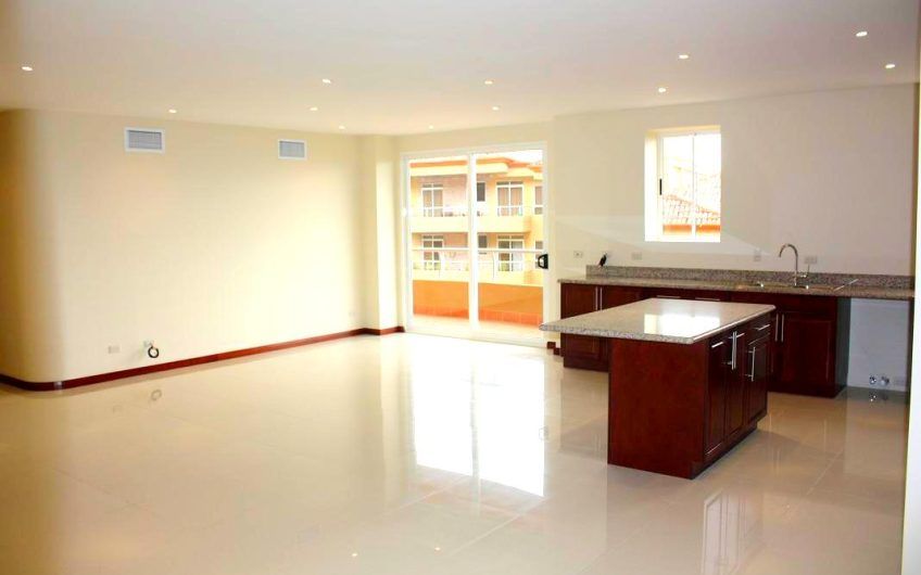 Apartamento con vista y línea blanca en San Rafael Escazú