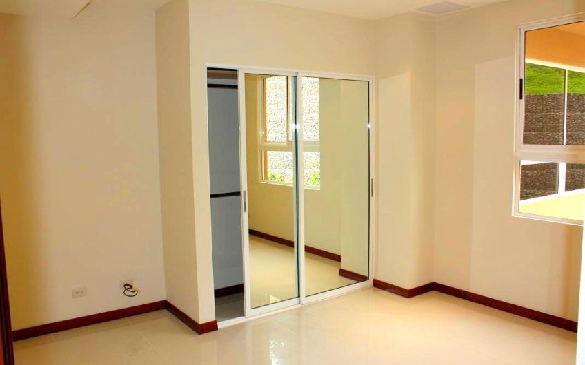 Apartamento con vista y línea blanca en San Rafael Escazú