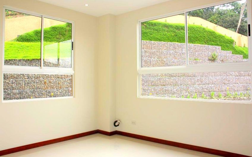 Apartamento con vista y línea blanca en San Rafael Escazú