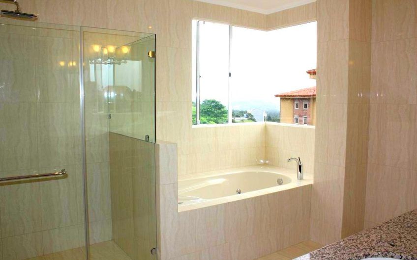 Apartamento con vista y línea blanca en San Rafael Escazú