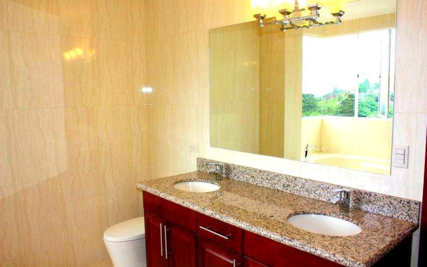 Apartamento con vista y línea blanca en San Rafael Escazú