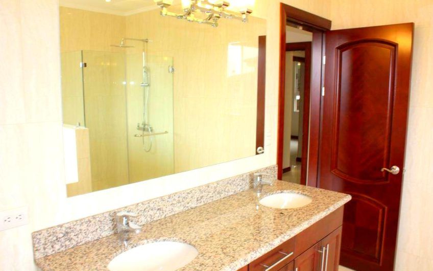 Apartamento con vista y línea blanca en San Rafael Escazú