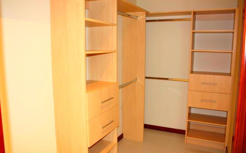 Apartamento con vista y línea blanca en San Rafael Escazú