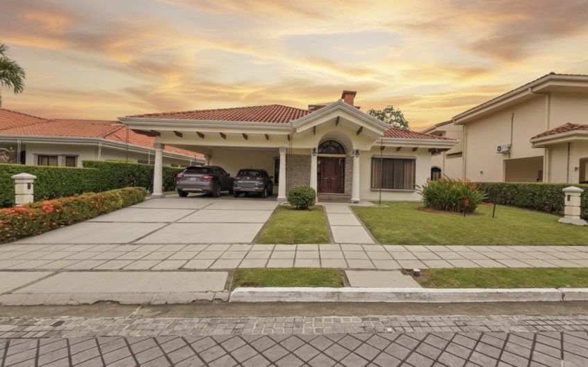 Valle del Sol Lindora Santa Ana! Casa de un nivel con 700 m2 de lote