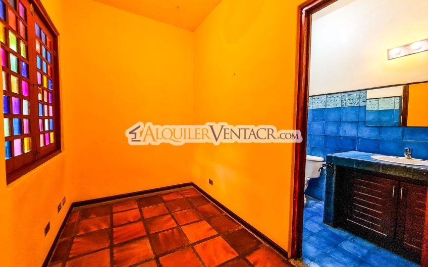 Oportunidad! Propiedad de 1.400 m2 con 2 casas en San Rafael Escazú x Country Club