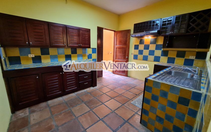 Oportunidad! Propiedad de 1.400 m2 con 2 casas en San Rafael Escazú x Country Club