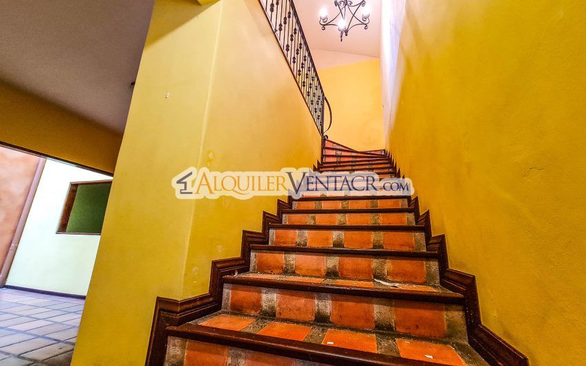 Oportunidad! Propiedad de 1.400 m2 con 2 casas en San Rafael Escazú x Country Club