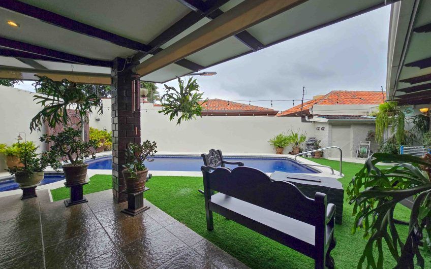 Casa de Una Planta con Piscina Privada en Bello Horizonte Escazú