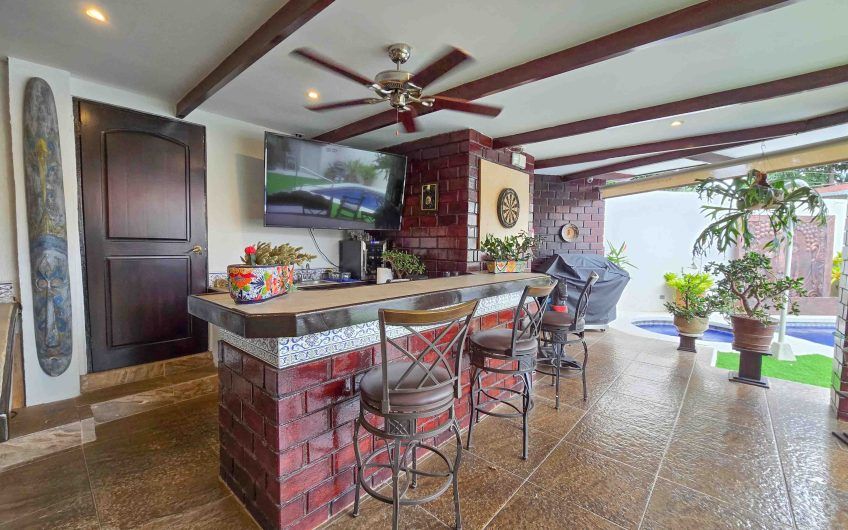 Casa de Una Planta con Piscina Privada en Bello Horizonte Escazú