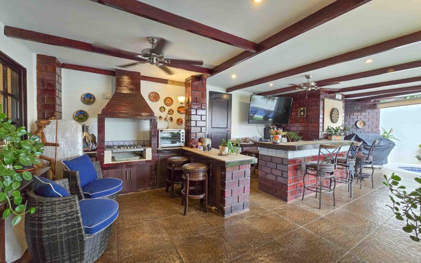 Casa de Una Planta con Piscina Privada en Bello Horizonte Escazú