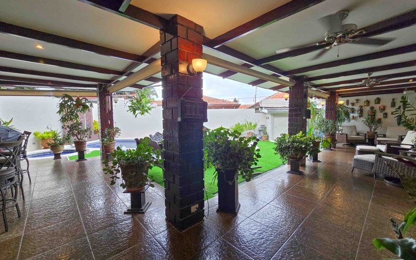 Casa de Una Planta con Piscina Privada en Bello Horizonte Escazú