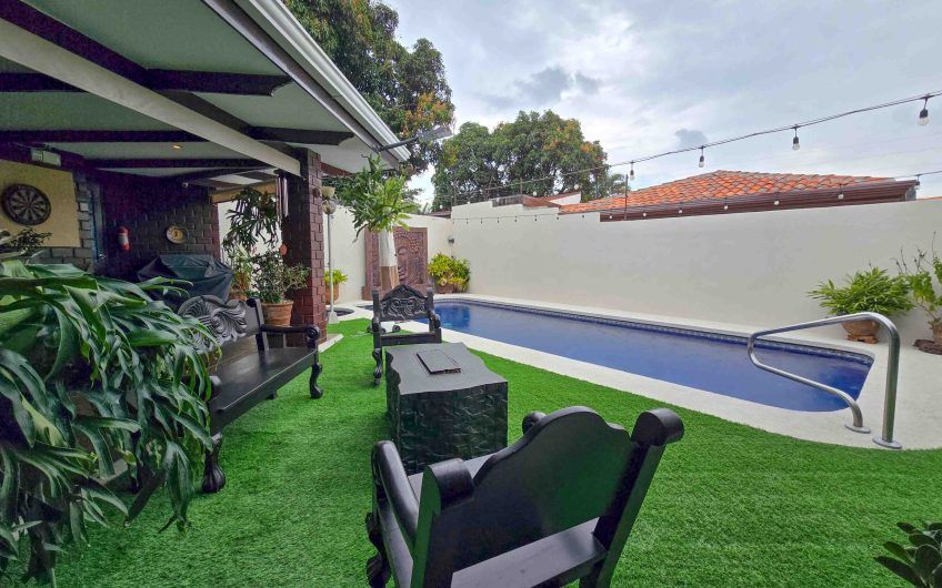 Casa de Una Planta con Piscina Privada en Bello Horizonte Escazú