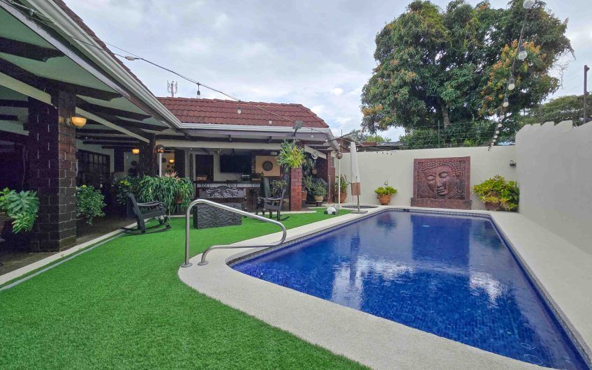 Casa de Una Planta con Piscina Privada en Bello Horizonte Escazú