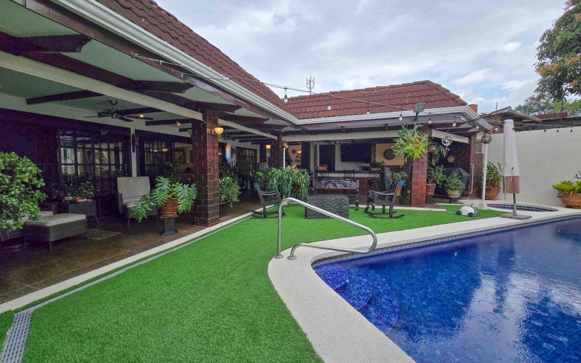 Casa de Una Planta con Piscina Privada en Bello Horizonte Escazú