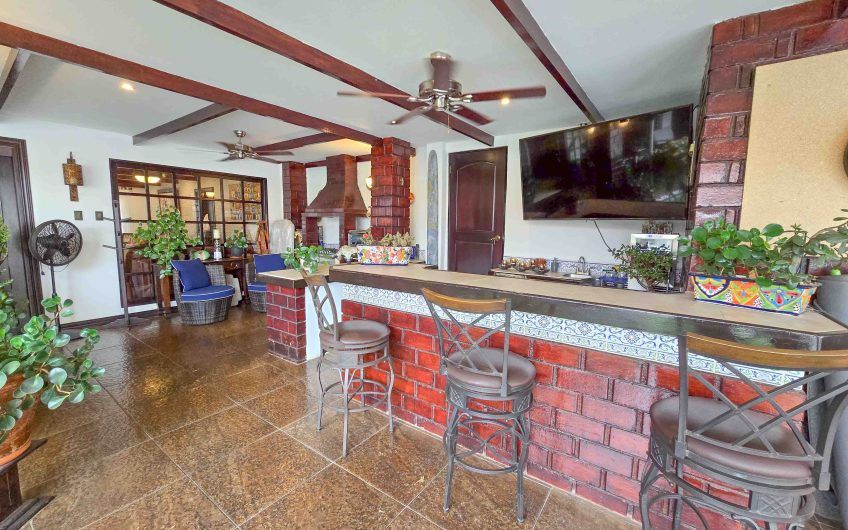 Casa de Una Planta con Piscina Privada en Bello Horizonte Escazú