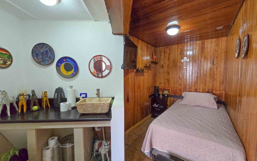 Casa de Una Planta con Piscina Privada en Bello Horizonte Escazú