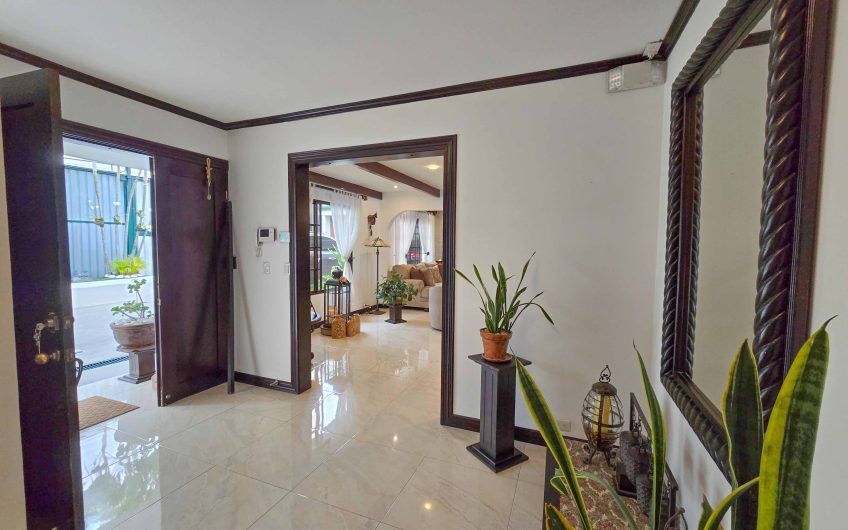 Casa de Una Planta con Piscina Privada en Bello Horizonte Escazú