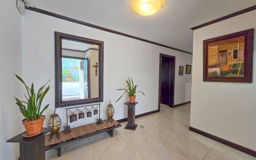 Casa de Una Planta con Piscina Privada en Bello Horizonte Escazú