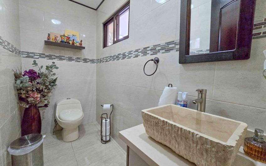 Casa de Una Planta con Piscina Privada en Bello Horizonte Escazú