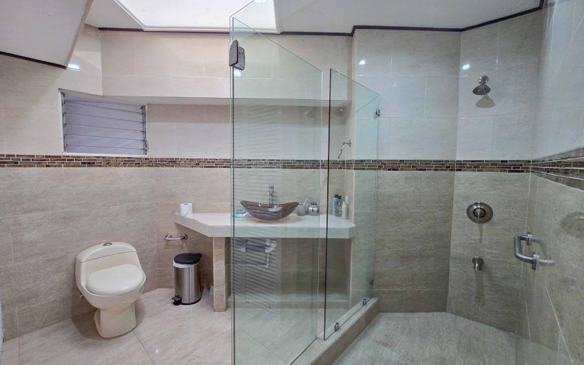 Casa de Una Planta con Piscina Privada en Bello Horizonte Escazú