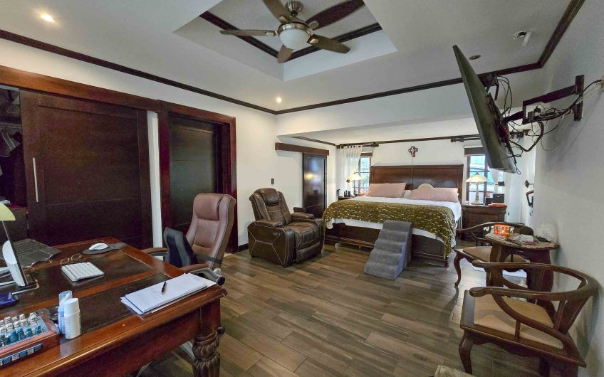 Casa de Una Planta con Piscina Privada en Bello Horizonte Escazú