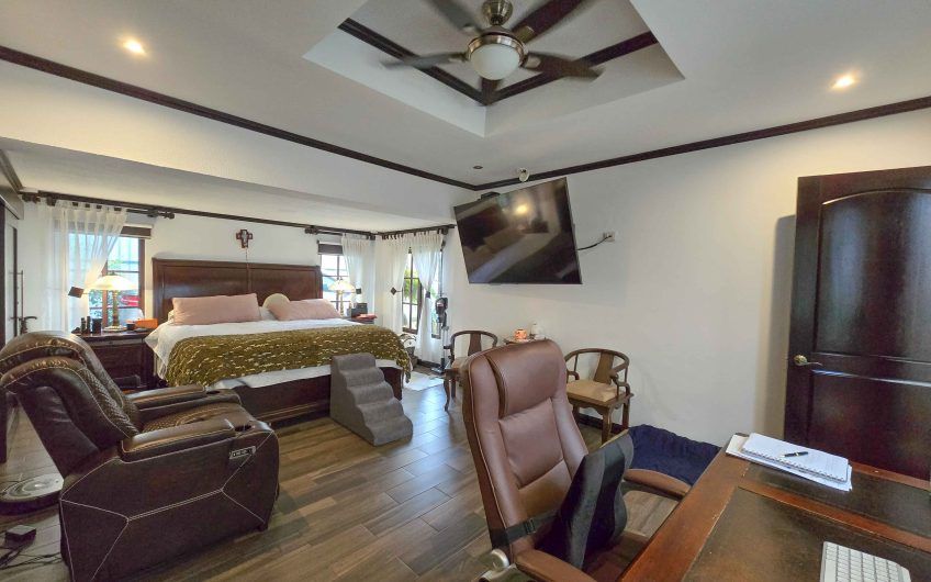 Casa de Una Planta con Piscina Privada en Bello Horizonte Escazú