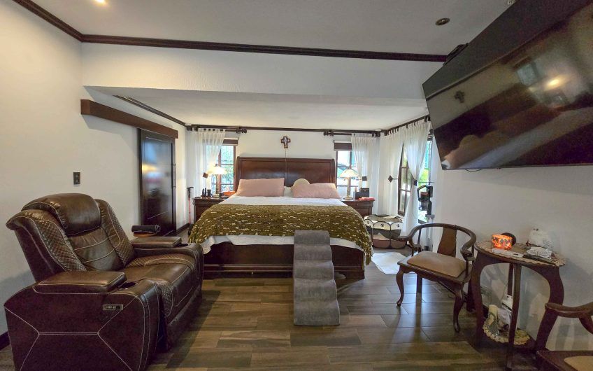 Casa de Una Planta con Piscina Privada en Bello Horizonte Escazú