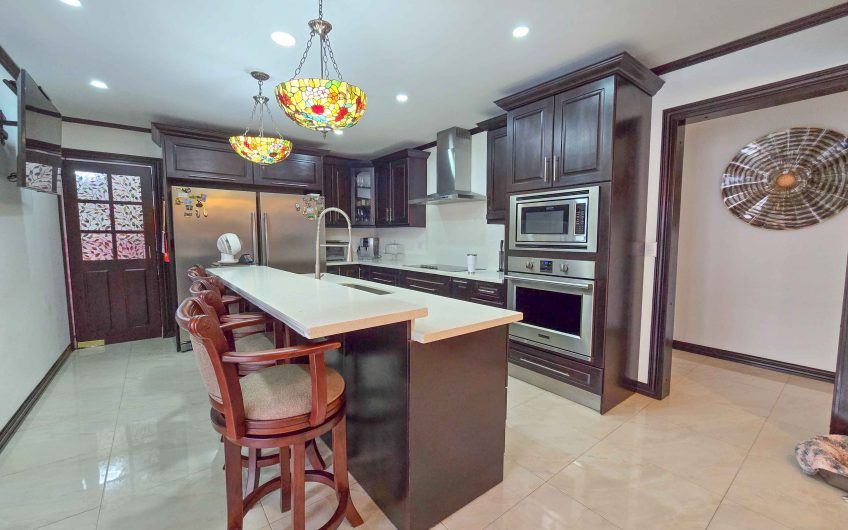 Casa de Una Planta con Piscina Privada en Bello Horizonte Escazú