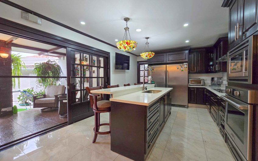 Casa de Una Planta con Piscina Privada en Bello Horizonte Escazú