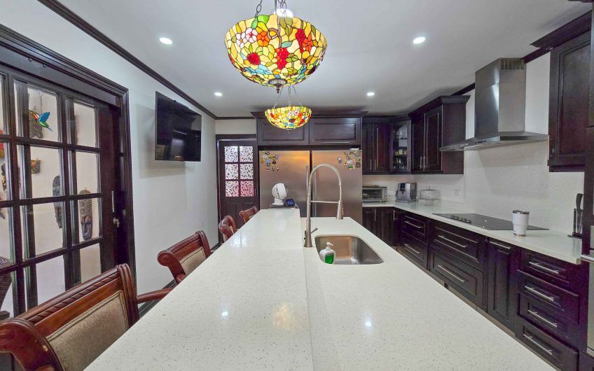 Casa de Una Planta con Piscina Privada en Bello Horizonte Escazú