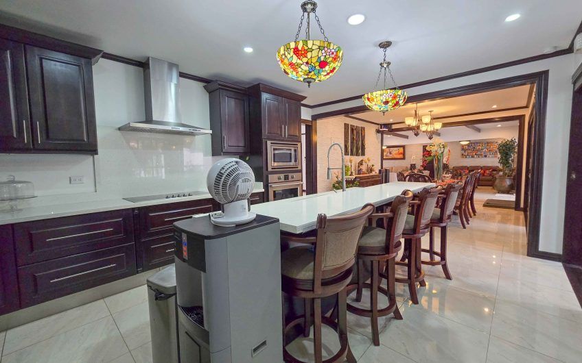 Casa de Una Planta con Piscina Privada en Bello Horizonte Escazú