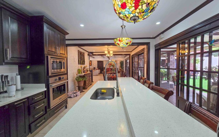 Casa de Una Planta con Piscina Privada en Bello Horizonte Escazú