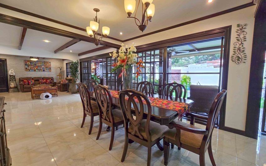 Casa de Una Planta con Piscina Privada en Bello Horizonte Escazú