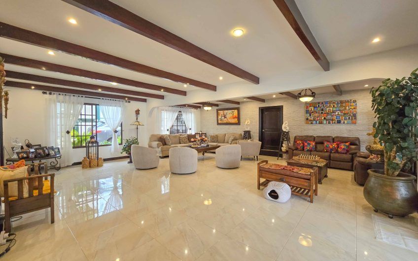 Casa de Una Planta con Piscina Privada en Bello Horizonte Escazú