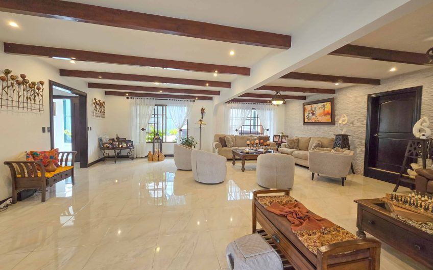 Casa de Una Planta con Piscina Privada en Bello Horizonte Escazú