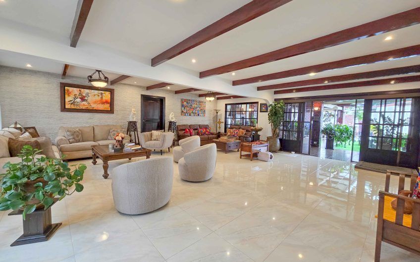 Casa de Una Planta con Piscina Privada en Bello Horizonte Escazú