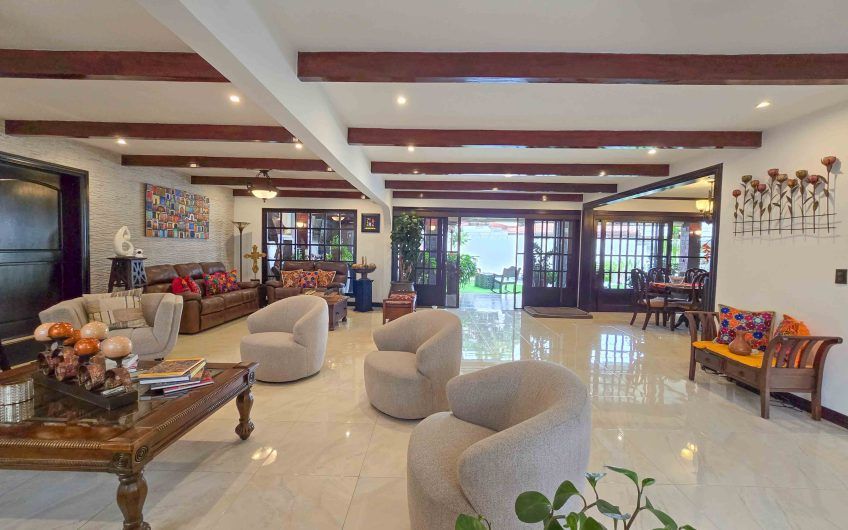 Casa de Una Planta con Piscina Privada en Bello Horizonte Escazú