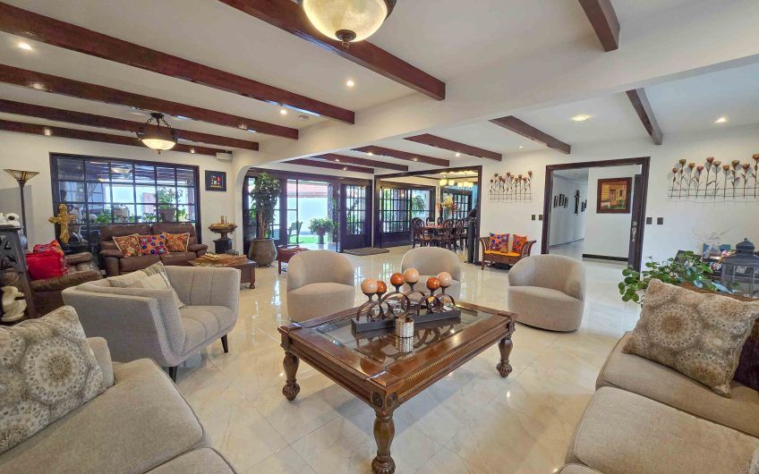 Casa de Una Planta con Piscina Privada en Bello Horizonte Escazú