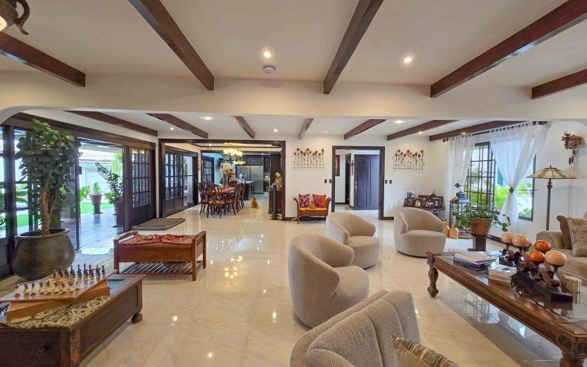 Casa de Una Planta con Piscina Privada en Bello Horizonte Escazú