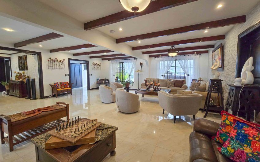 Casa de Una Planta con Piscina Privada en Bello Horizonte Escazú