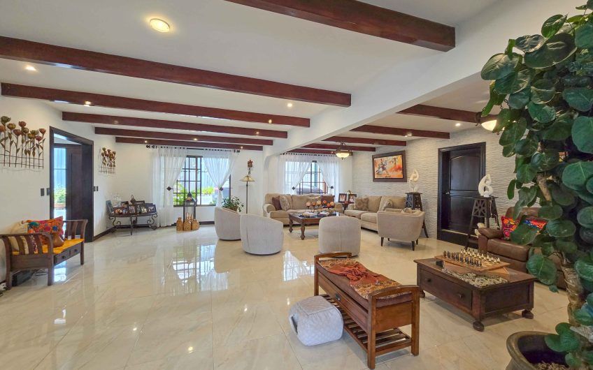 Casa de Una Planta con Piscina Privada en Bello Horizonte Escazú