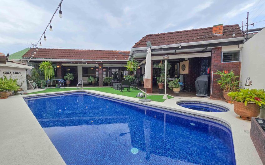 Casa de Una Planta con Piscina Privada en Bello Horizonte Escazú