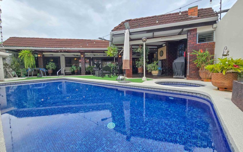 Casa de Una Planta con Piscina Privada en Bello Horizonte Escazú