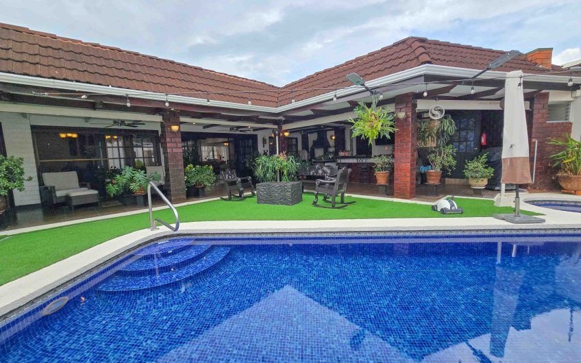 Casa de Una Planta con Piscina Privada en Bello Horizonte Escazú