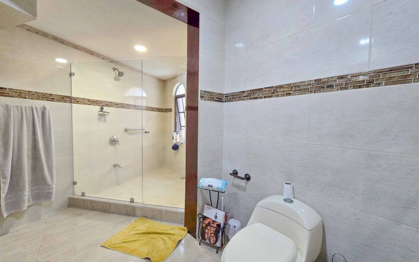 Casa de Una Planta con Piscina Privada en Bello Horizonte Escazú