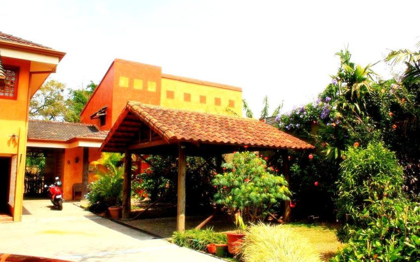 Oportunidad! Propiedad de 1.400 m2 con 2 casas en San Rafael Escazú x Country Club